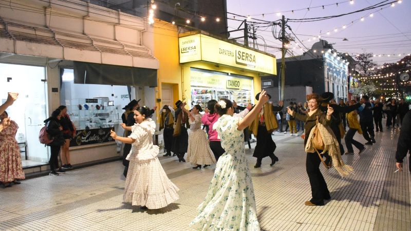 Intervención callejera del Ballet Folclórico Universitario