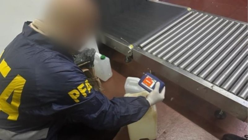 Apresaron a dos hombres con 20 litros de ketamina ocultos en bidones