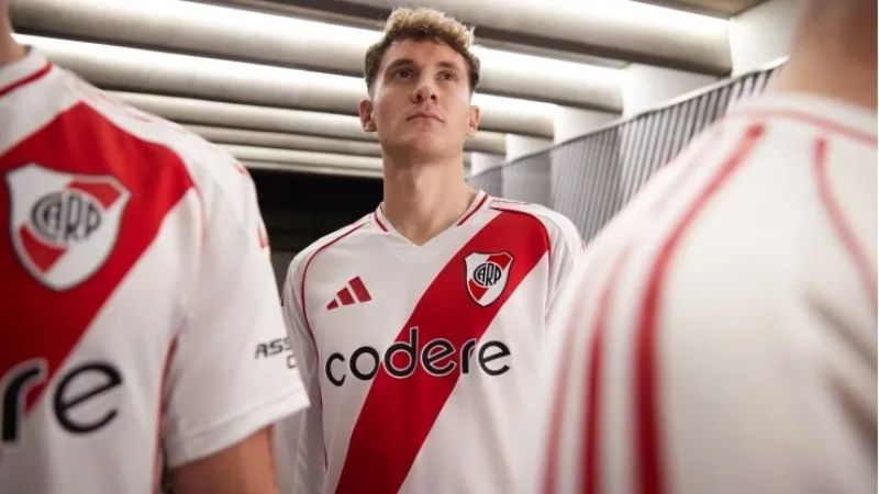 River presentó la camiseta que estrenará mañana