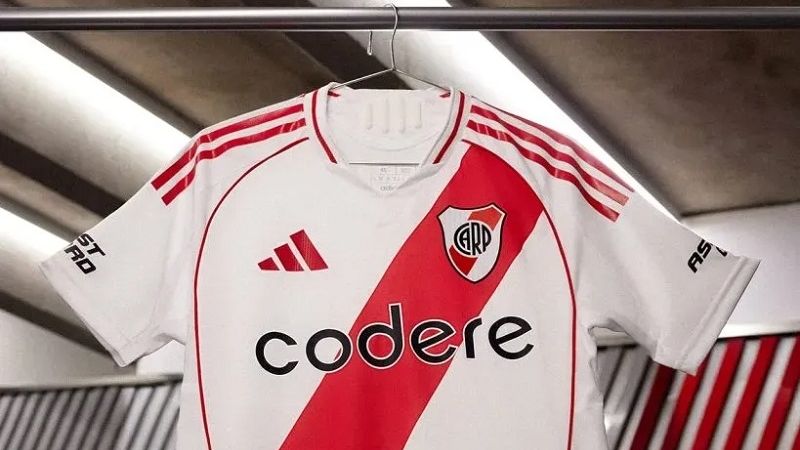 River presentó la camiseta que estrenará mañana