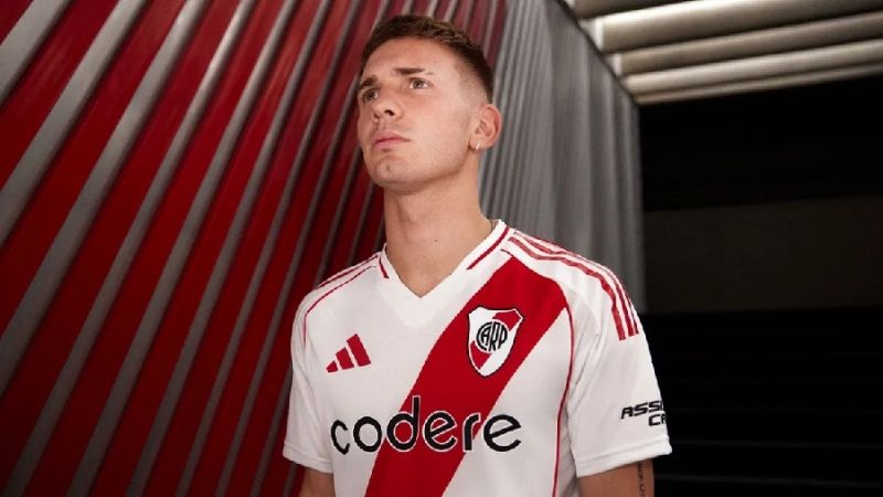River presentó la camiseta que estrenará mañana