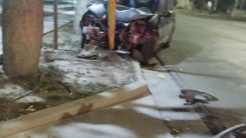 Ebrio, chocó contra un poste de luz