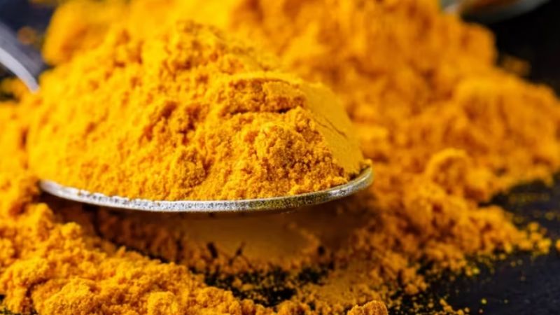 Cuál es el impacto del consumo excesivo de productos como la cúrcuma y el té verde