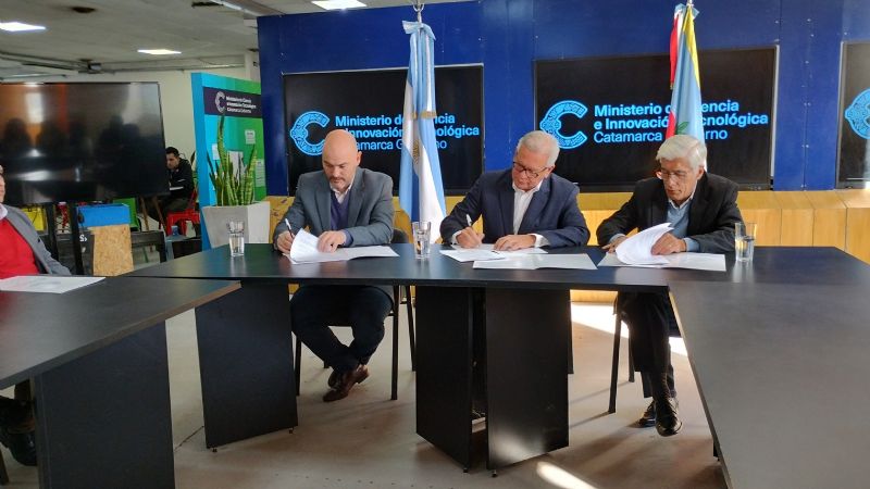 Firma de convenios entre la UNCA y Ministerios