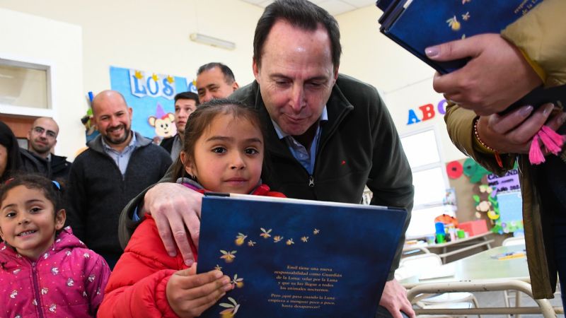 Educación entregó libros en Ancasti y acompañó el programa "Ver para ser libres"