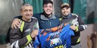 FEDERICO SORIA (centro) recibiendo la camiseta de 