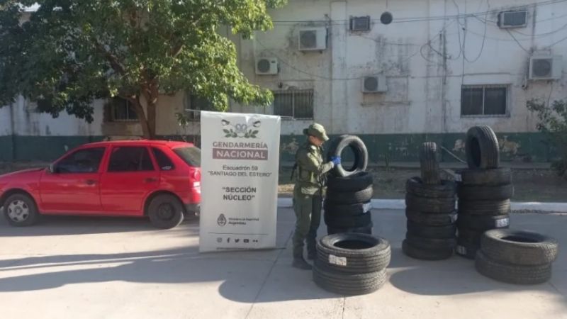 Llevaban 26 cubiertas en un VW Gol