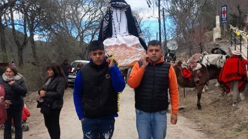 Procesión en honor de Santo Domingo de Guzmán en la Villa Sur de Los Ángeles