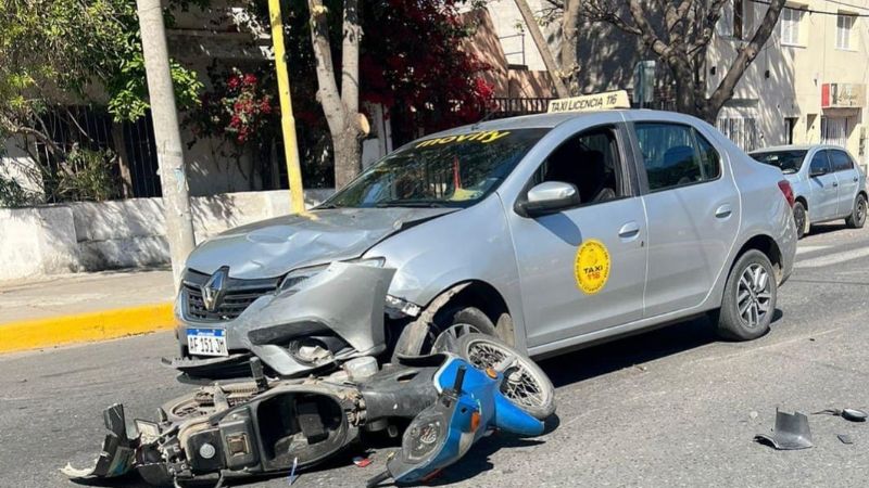 Fuerte choque entre un taxi y una moto