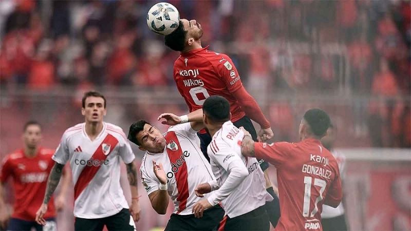 Con uno más, River empató con Independiente