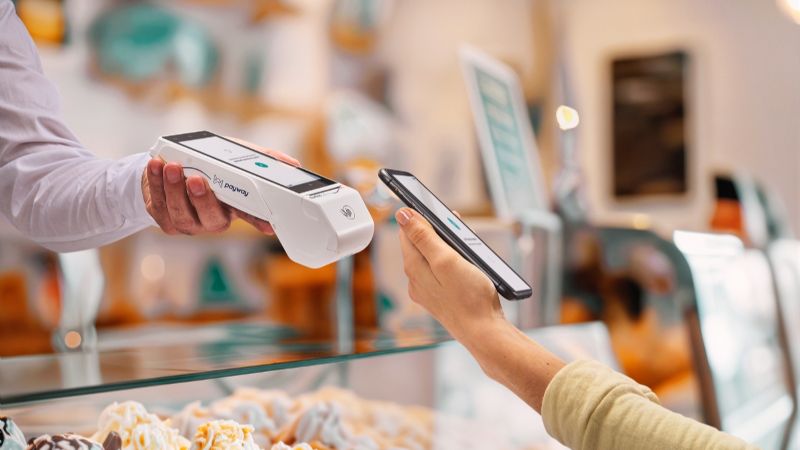 Ya no pueden llevarse la tarjeta para cobrar en bares y restaurantes