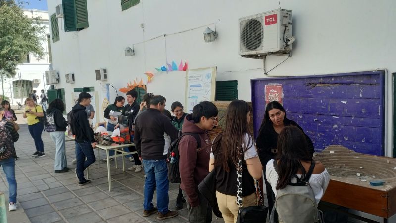 Presentan oferta académica en original muestra interactiva