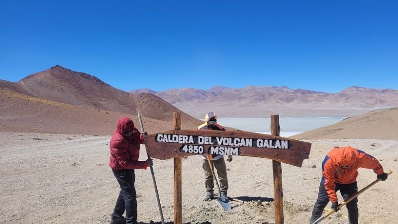 Nueva cartelería ecofriendly en Antofagasta de la Sierra