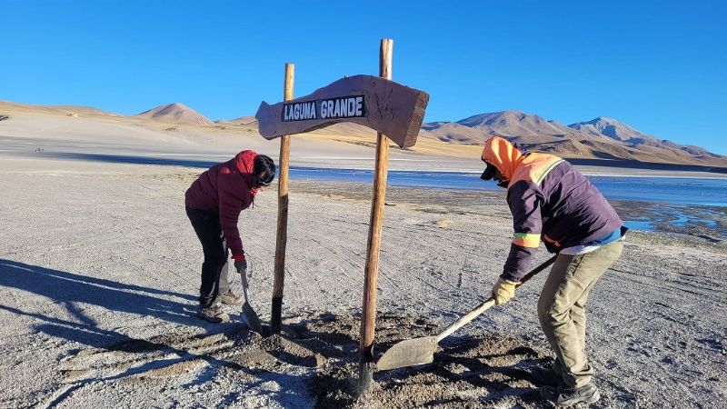 Nueva cartelería ecofriendly en Antofagasta de la Sierra