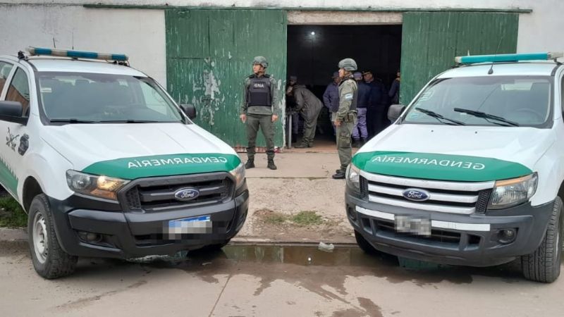23 allanamientos y detenciones vinculadas a un dirigente social chaqueño