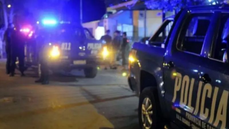 Una joven denunció que dos hombres la asaltaron y violaron delante de sus hijos