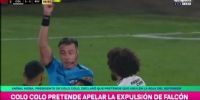 EL ÁRBITRO RAPHAEL CLAUS en el momento de expulsar a Paulo Díaz de River y al uruguayo Maximiiano Falcón de Colo Colo.