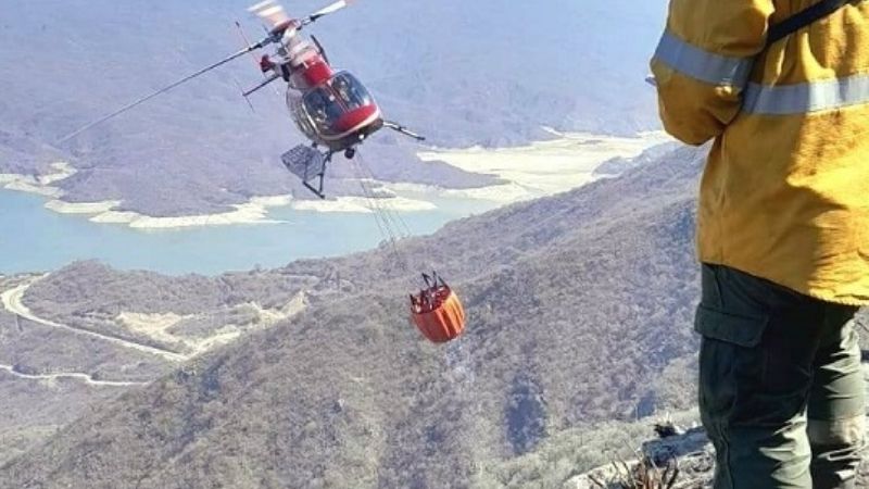 Combaten incendio en el Cerro Gracián
