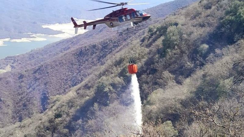 Combaten incendio en el Cerro Gracián