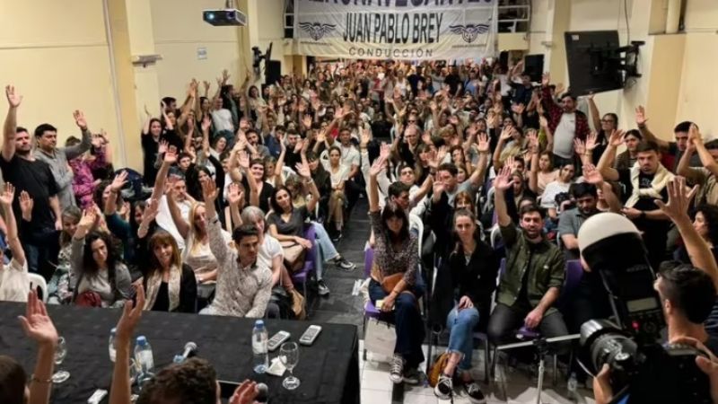 Pilotos y aeronavegantes impulsarán un paro general de todo el transporte