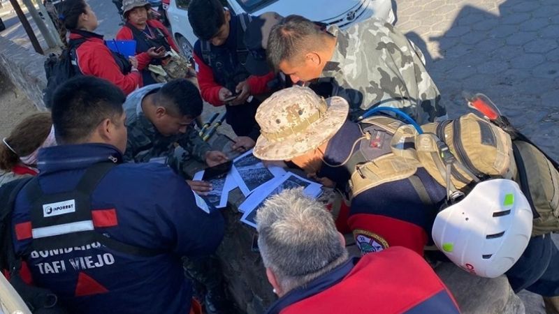Perros y guías de la policia local colaboran en Salta