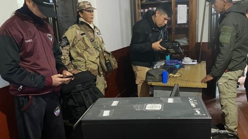 Perros y guías de la policia local colaboran en Salta