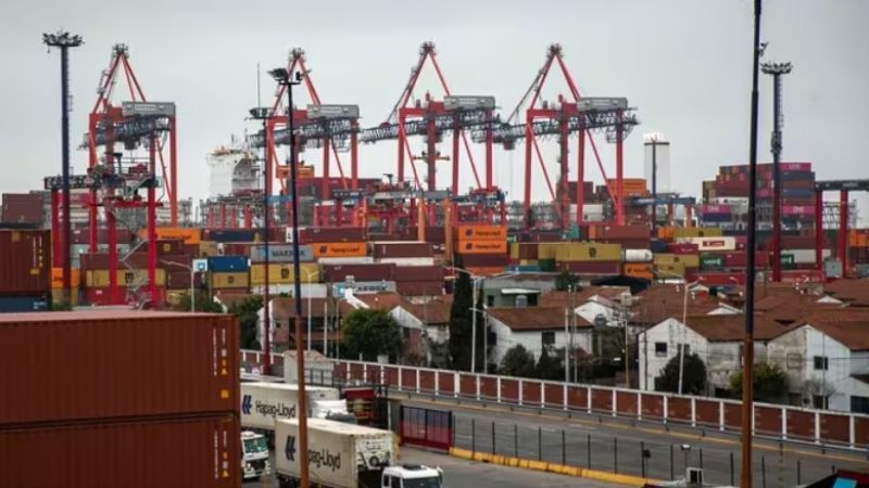 El Gobierno oficializó la baja del impuesto PAIS y se espera un impacto en precios