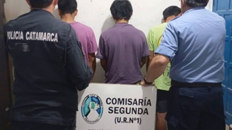 Los detuvieron cuando intentaban robar la rueda de un auto