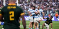 El abrazo para Tomás Albornoz luego de un try clave, en el partido de hoy en Santiago del Estero.
