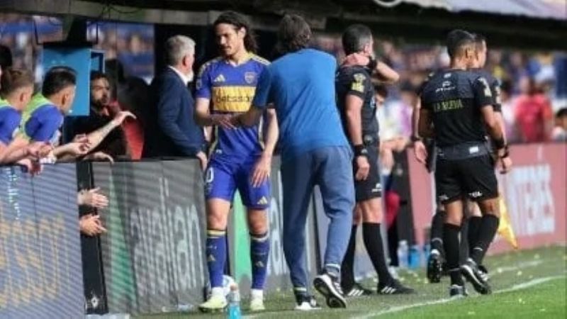 Cavani le reprochó a Martínez por el cambio