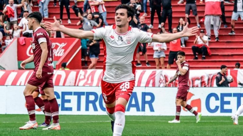 Huracán goleó a Lanús y es escolta de Vélez