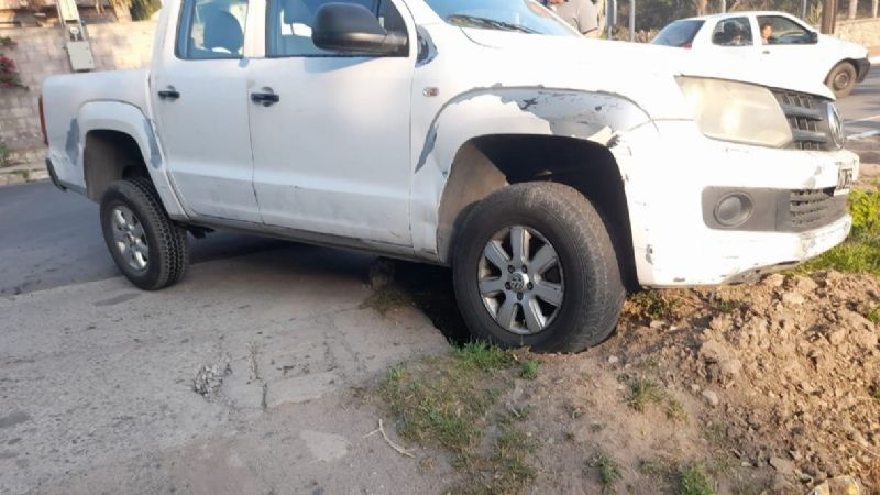 Un ebrio al volante incrustó su camioneta en un canal de agua
