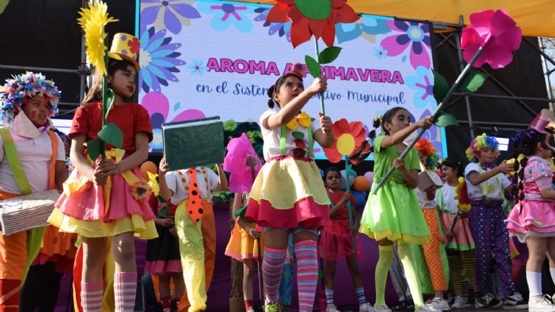 Estudiantes del SEM recibieron la primavera en el Parque Adán Quiroga