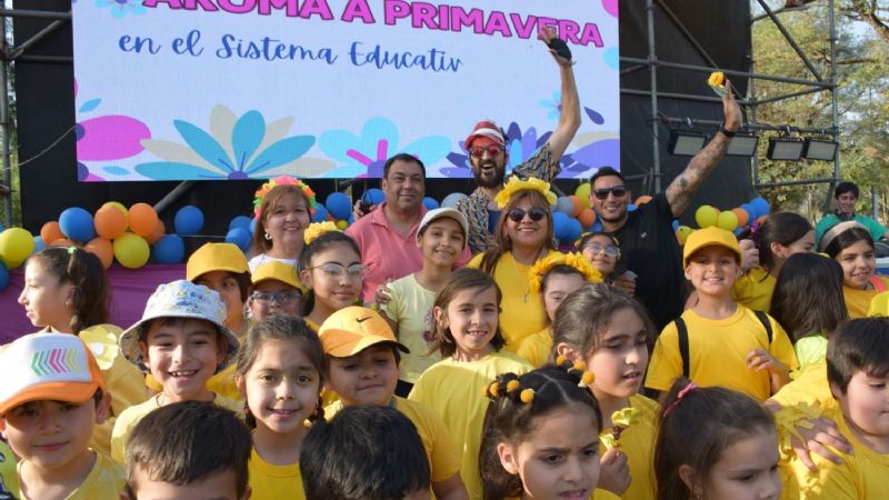 Estudiantes del SEM recibieron la primavera en el Parque Adán Quiroga