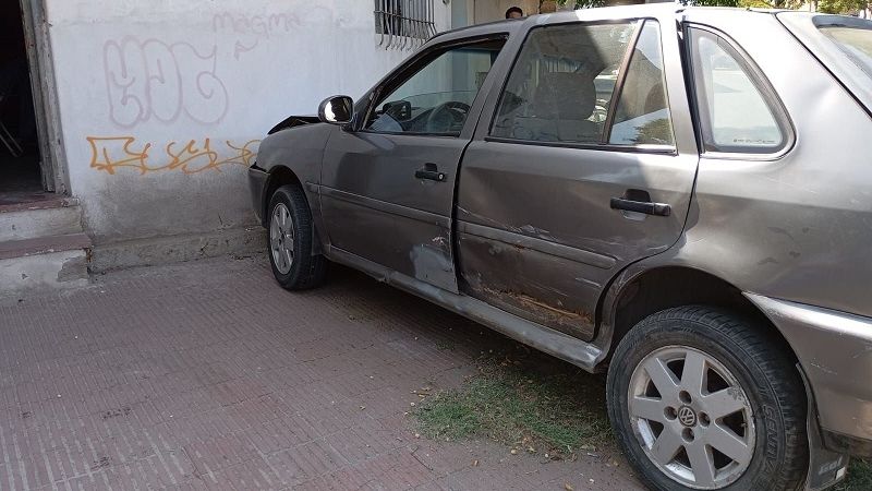 Fue chocado por un auto y se estrelló contra una casa