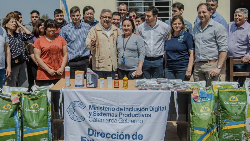Entrega de maquinaria y apoyo a productores del Este catamarqueño