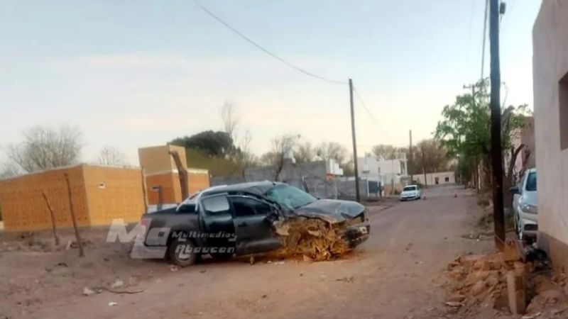 Camioneta a toda velocidad chocó contra una casa