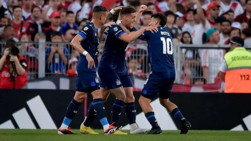 Talleres le sacó el invicto al River de Gallardo