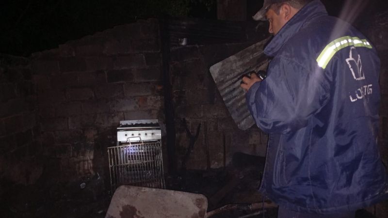 En Los Altos un voraz incendio destruyó un hogar