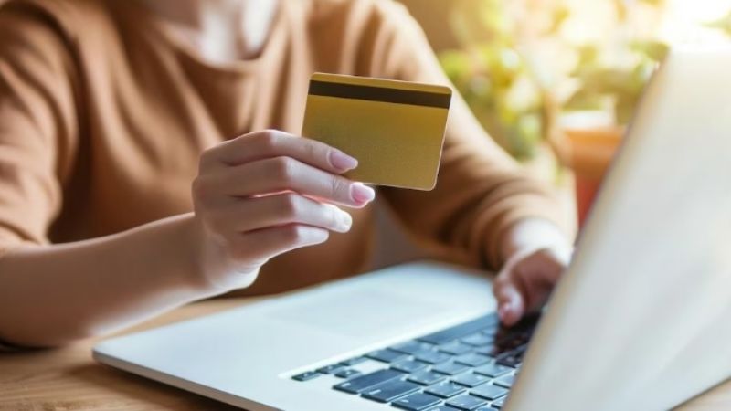 Gobierno analiza aplicar un nuevo recargo para el dólar tarjeta