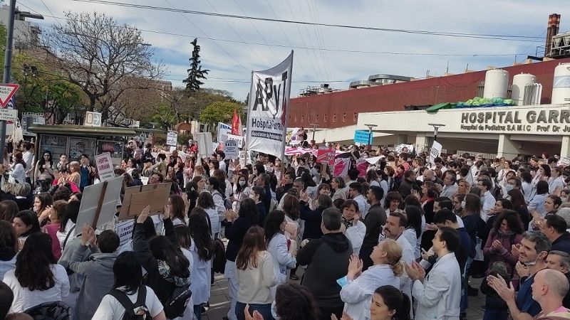 Trabajadores del Garrahan salen al cruce del Ministro de Salud: “Russo miente”