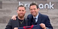 EL VASCO IKER MUNIAIN con el presidente Marcelo Moretti, entregándole la camiseta de San Lorenzo.