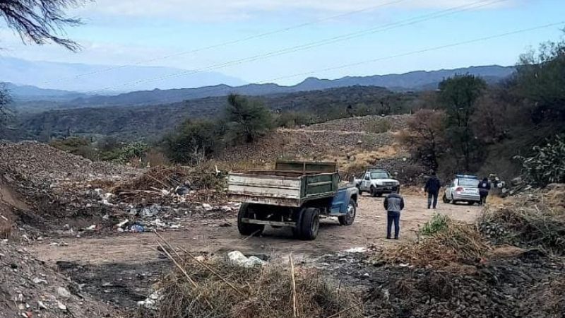 Multaron a dos camioneros por arrojar basura en la vía pública
