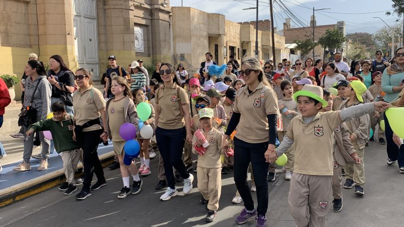 Alegre y colorida peregrinación de los niños en homenaje a la Virgen