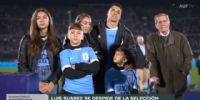LUIS SUÁREZ con su familia, junto al 