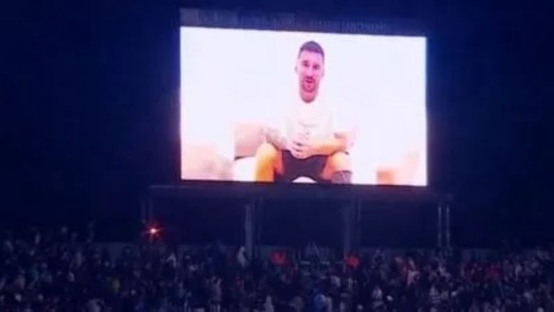 Ovación del Centenario a Messi, despidiendo a Suárez