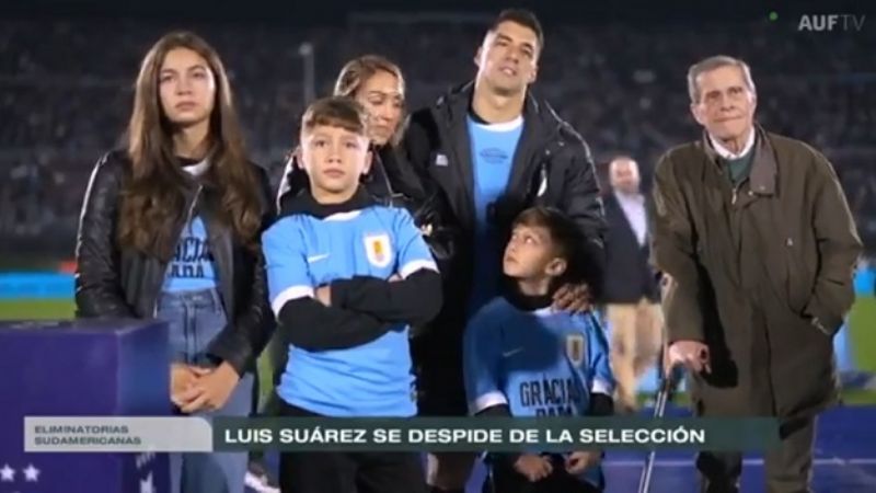 Ovación del Centenario a Messi, despidiendo a Suárez