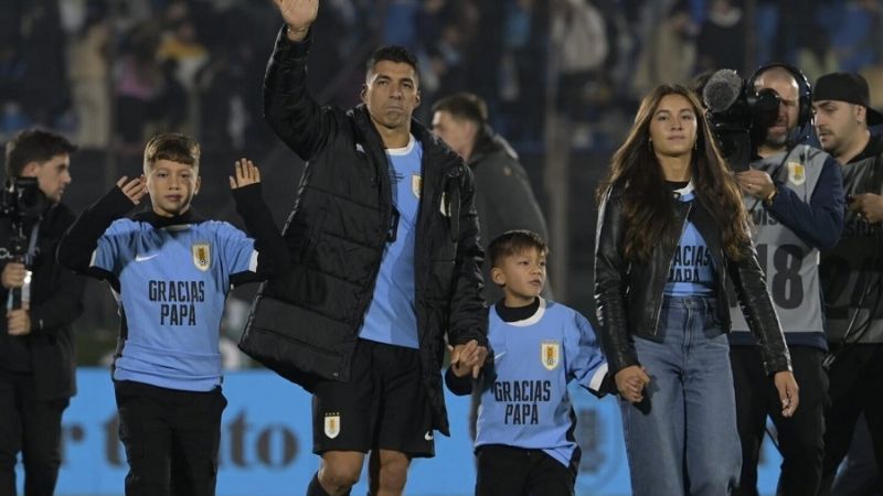 Ovación del Centenario a Messi, despidiendo a Suárez