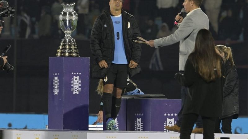 Ovación del Centenario a Messi, despidiendo a Suárez