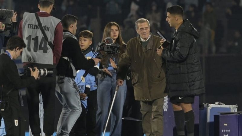 Ovación del Centenario a Messi, despidiendo a Suárez